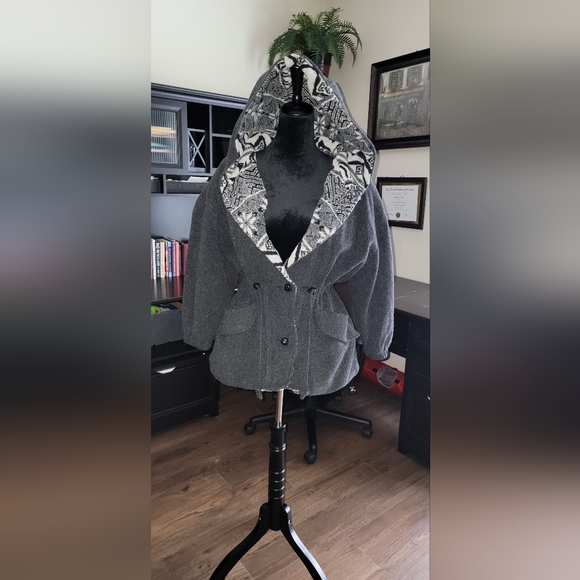 Sinched waist. Oversized hood. - Picture 2 of 14